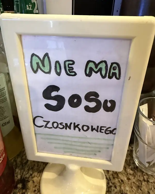 A sign: No garlic sauce